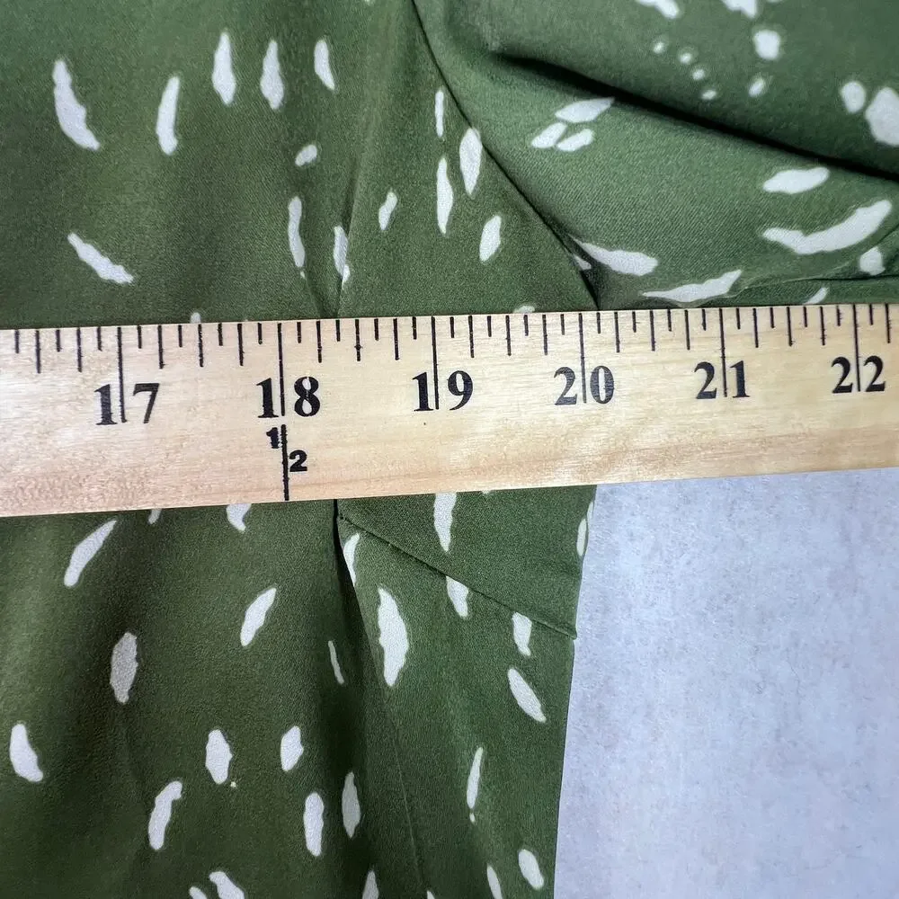 ASTR The Label Wrap Top Green XL Puff Sleeve V-Neck Cropped Satin Smocked Back‎